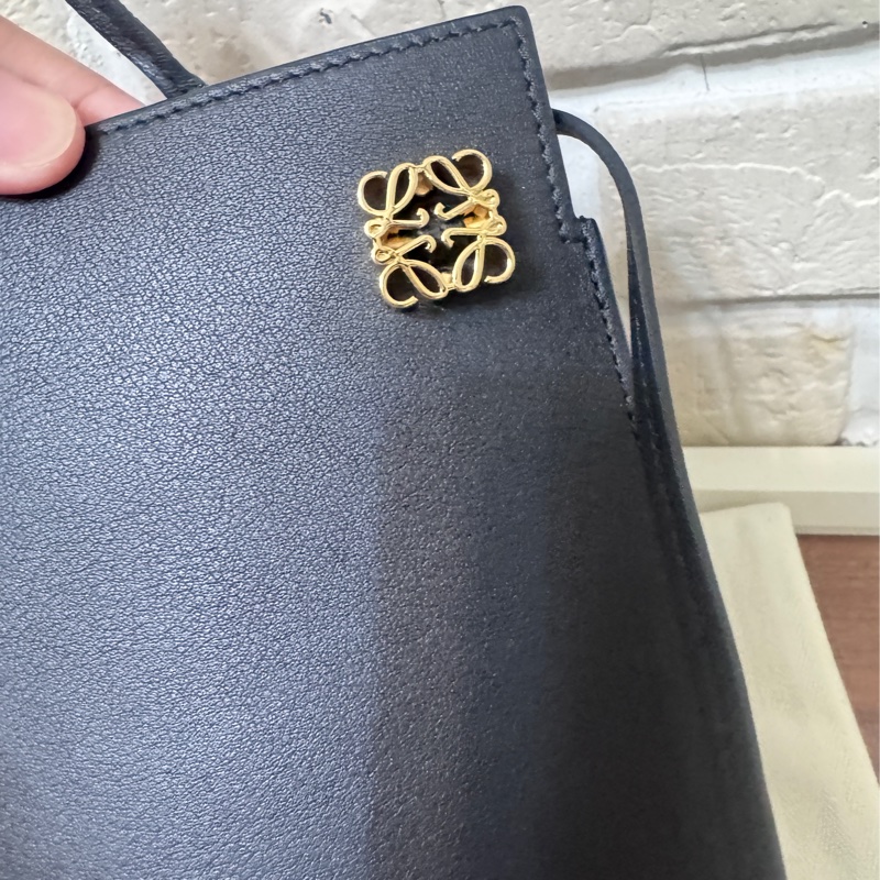 Loewe 手機包 黑金牛皮容量很大喔-6