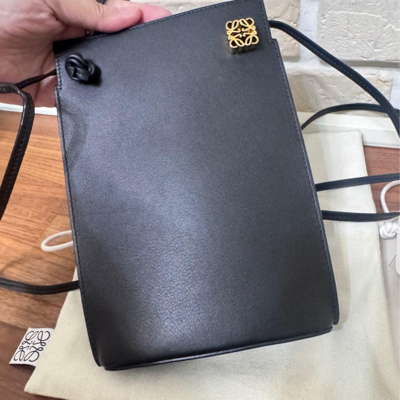 Loewe 手機包 黑金牛皮容量很大喔-7