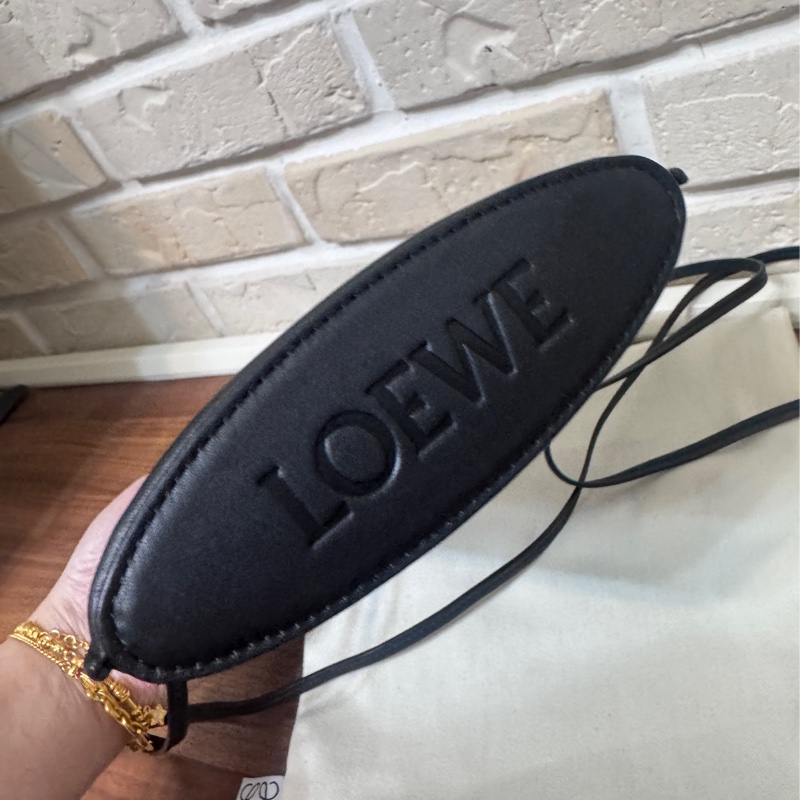 Loewe 手機包 黑金牛皮容量很大喔-8