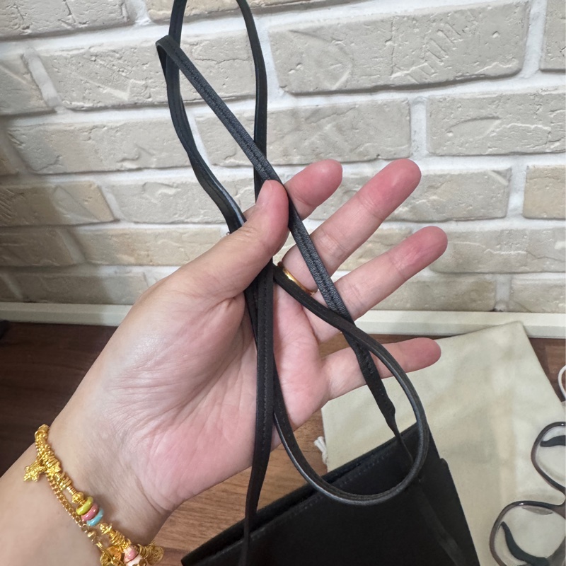 Loewe 手機包 黑金牛皮容量很大喔-12