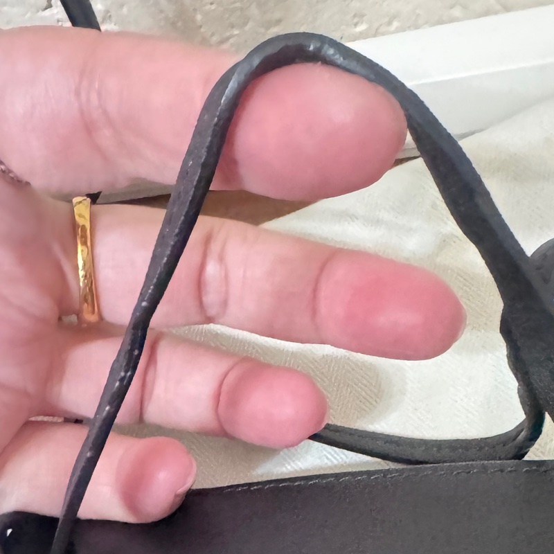 Loewe 手機包 黑金牛皮容量很大喔-13