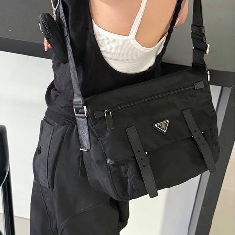 Prada經典降落傘斜背書包