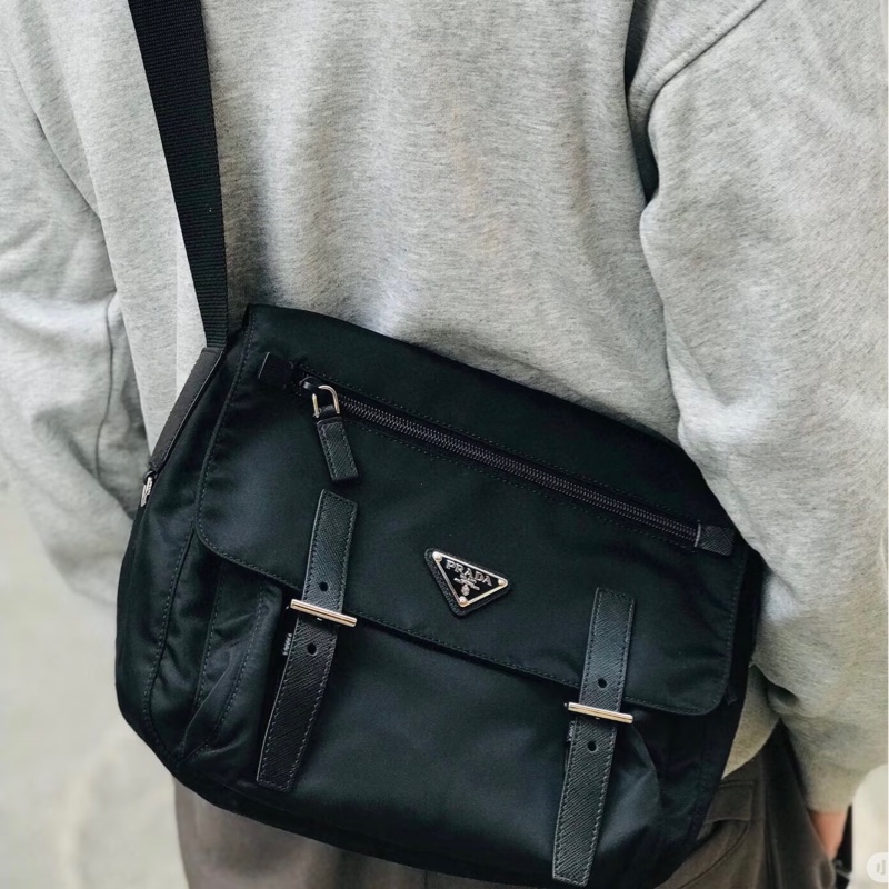 Prada經典降落傘斜背書包-1