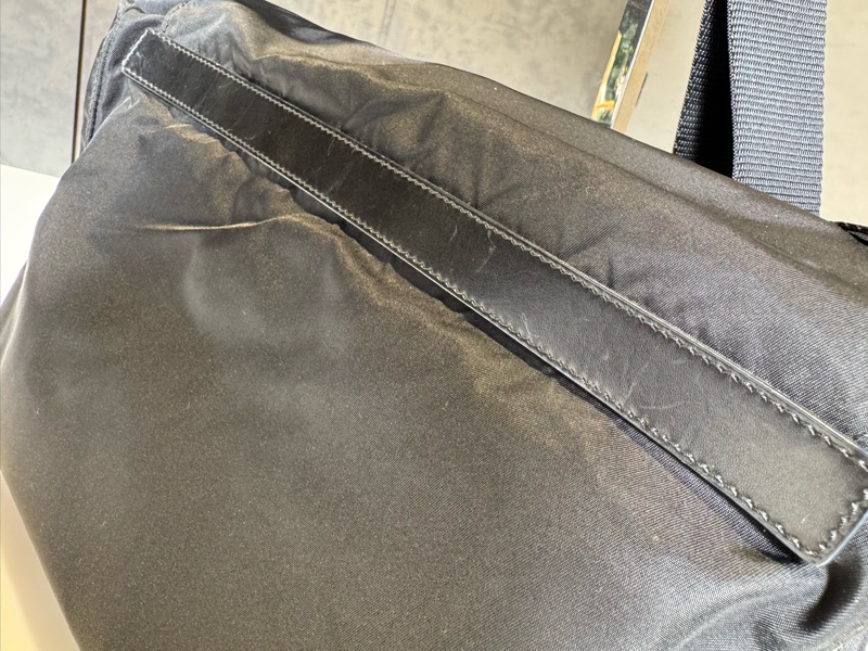 Prada經典降落傘斜背書包-4