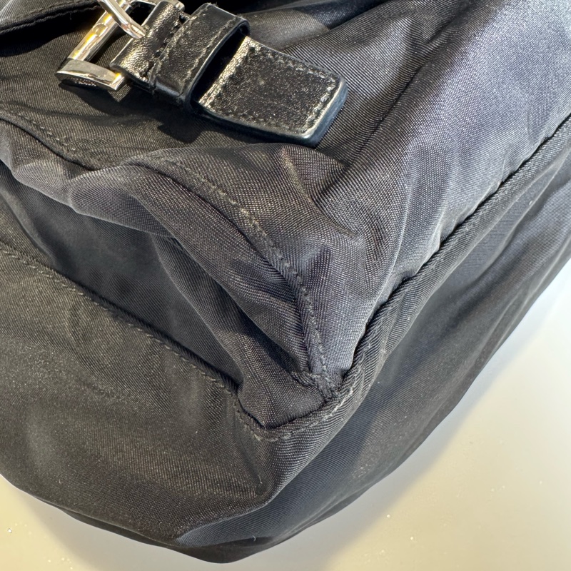 Prada經典降落傘斜背書包-7