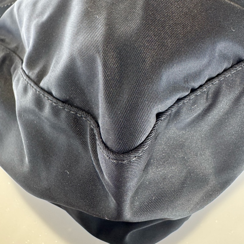 Prada經典降落傘斜背書包-9