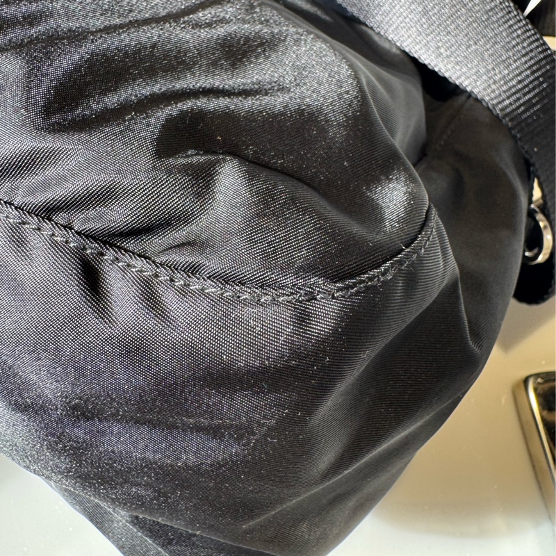 Prada經典降落傘斜背書包-10