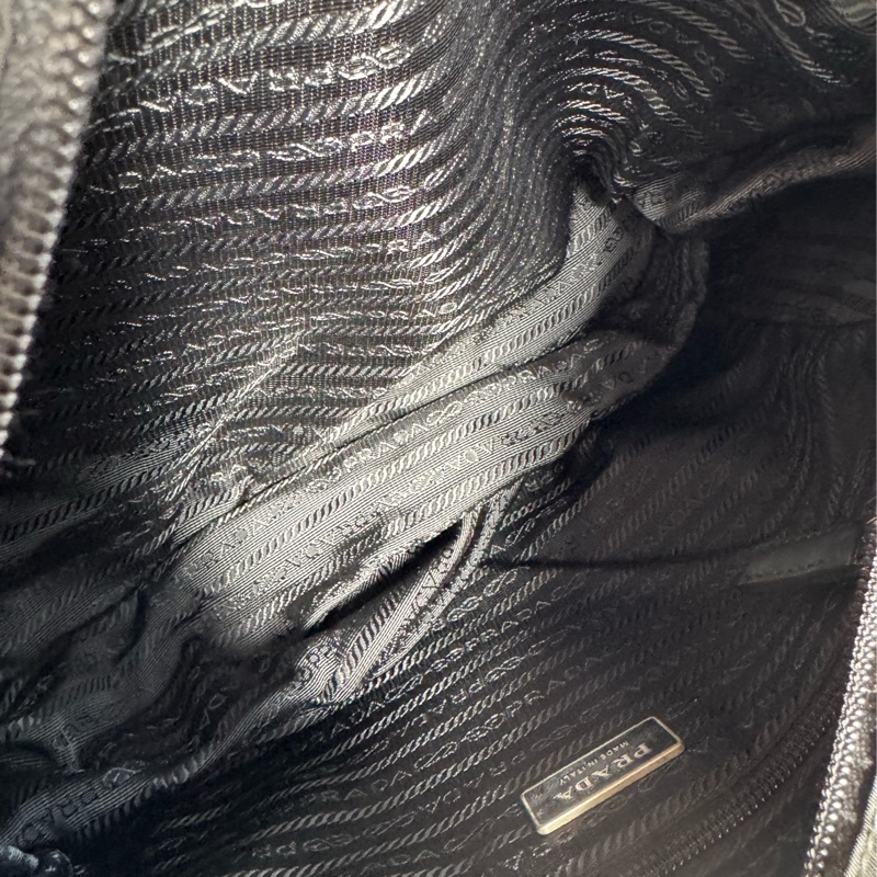 Prada經典降落傘斜背書包-11