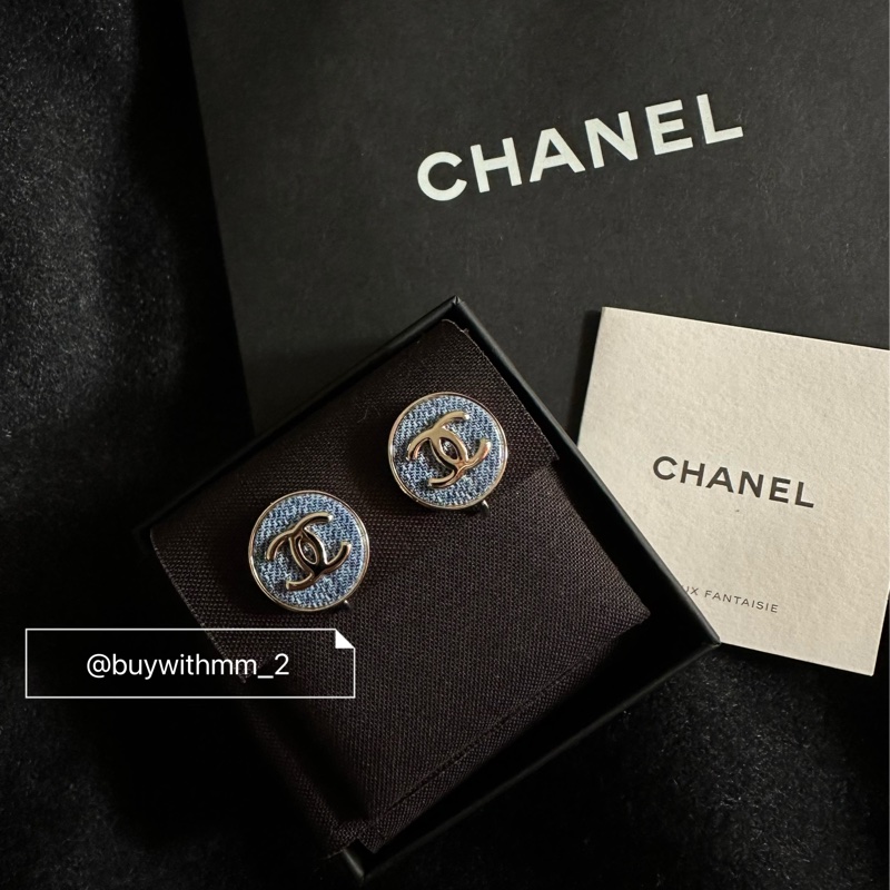 ⭐️賣場有滿額折扣⭐️香奈兒最新 牛仔鈕扣耳夾-0