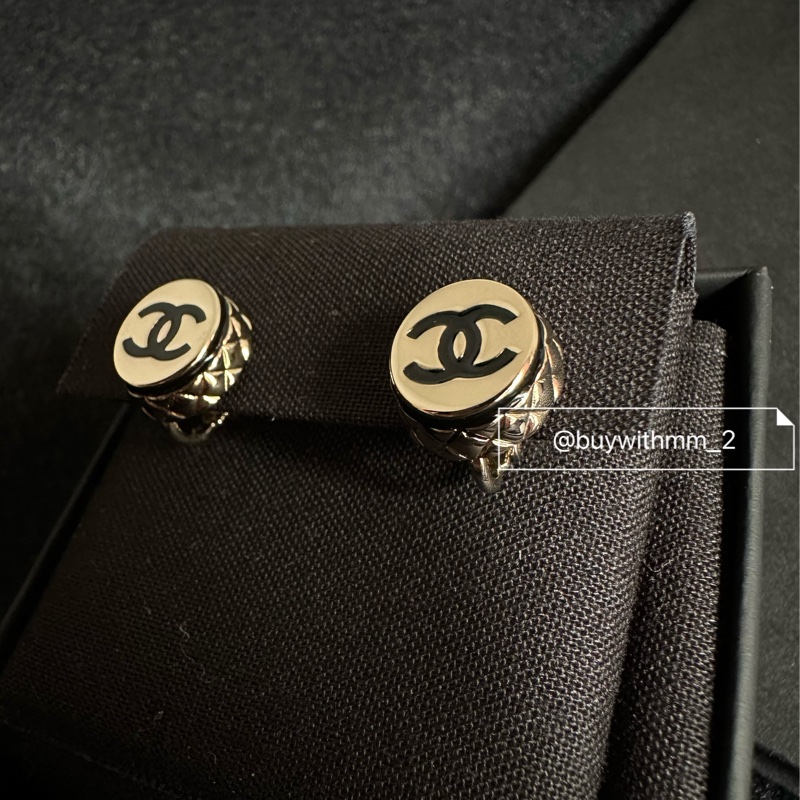 ⭐️賣場有滿額折扣⭐️香奈兒 超迷你鈕扣耳夾 黑金配色-0