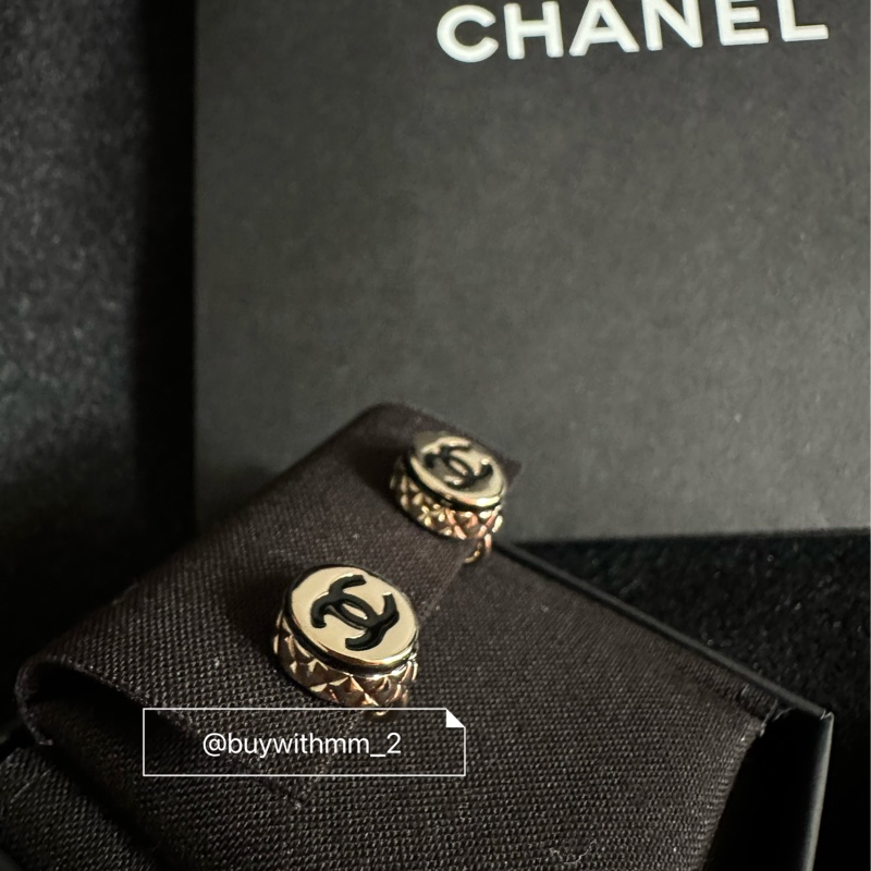 ⭐️賣場有滿額折扣⭐️香奈兒 超迷你鈕扣耳夾 黑金配色-3