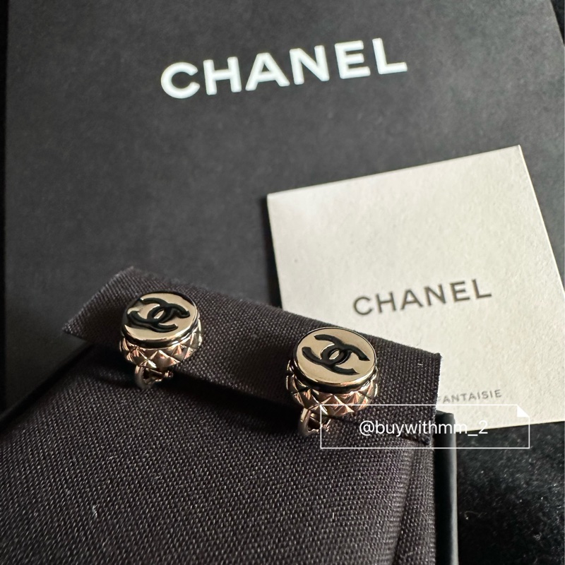 ⭐️賣場有滿額折扣⭐️香奈兒 超迷你鈕扣耳夾 黑金配色-4