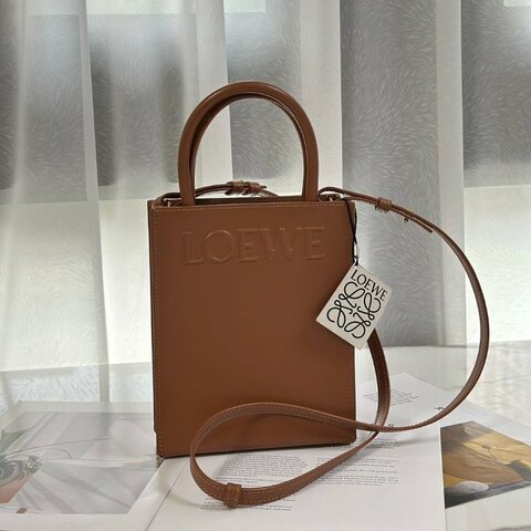 LOEWE Standard A5小牛皮斜背包