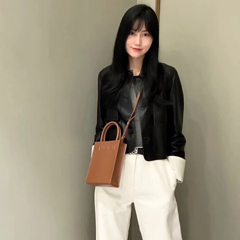 LOEWE Standard A5小牛皮斜背包-10