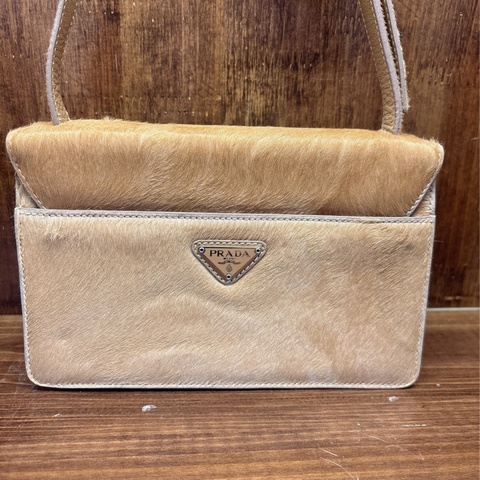 Prada 牛毛斜挎包