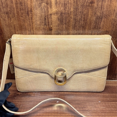 金色G字扣手提包