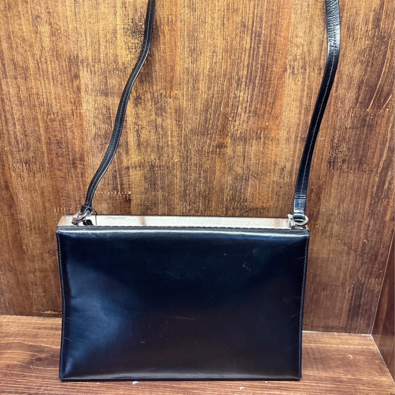 Salvatore Ferragamo 黑色斜挎包-1