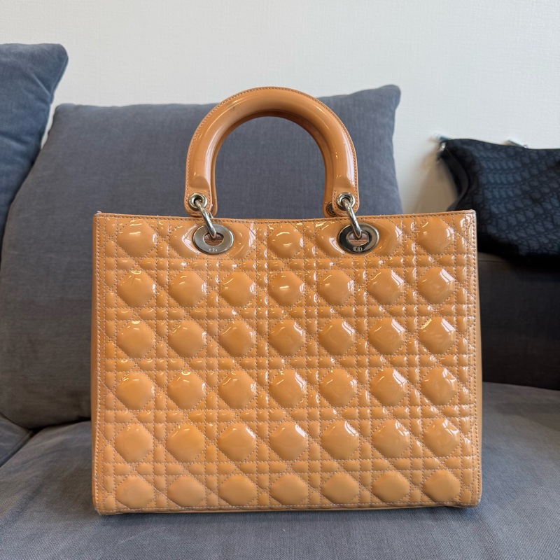 Dior 迪奧 Lady Dior 戴妃手提包 奶茶色 漆皮 大號 女款 托特包-1