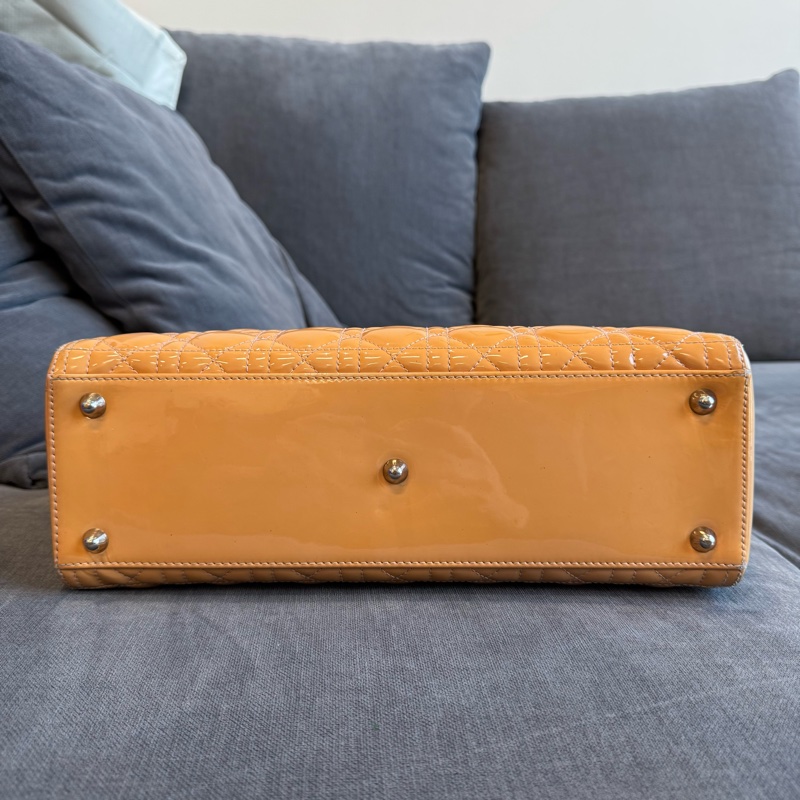 Dior 迪奧 Lady Dior 戴妃手提包 奶茶色 漆皮 大號 女款 托特包-4