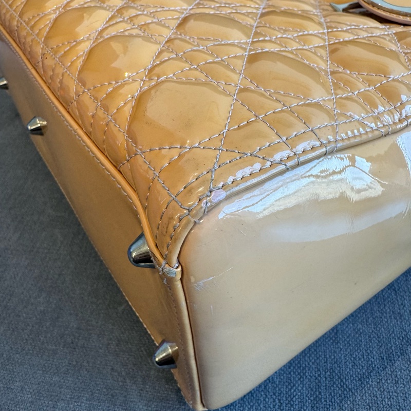 Dior 迪奧 Lady Dior 戴妃手提包 奶茶色 漆皮 大號 女款 托特包-8