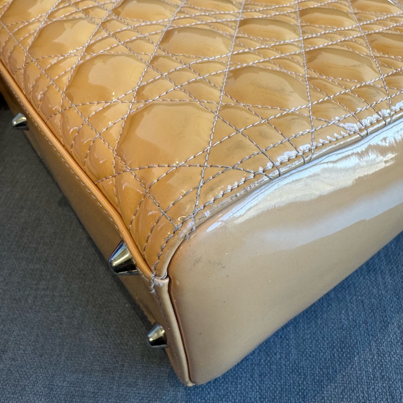 Dior 迪奧 Lady Dior 戴妃手提包 奶茶色 漆皮 大號 女款 托特包-9