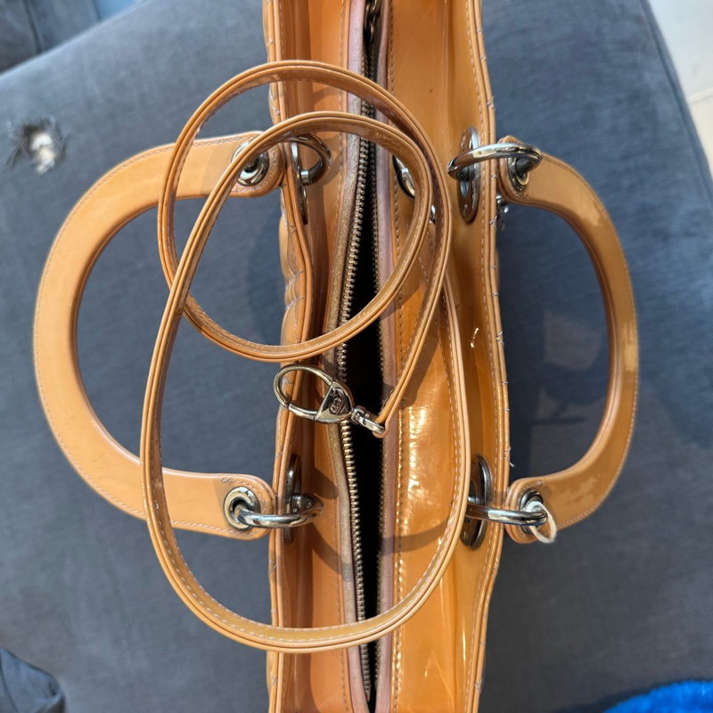 Dior 迪奧 Lady Dior 戴妃手提包 奶茶色 漆皮 大號 女款 托特包-13