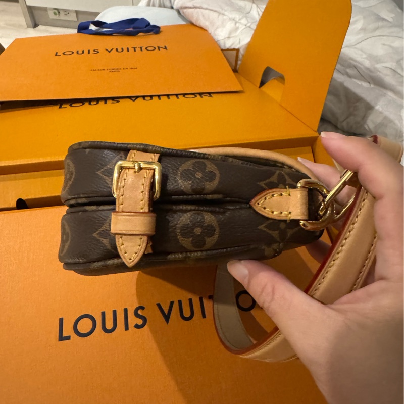 M46740 saumur bb LV雙子星斜背包-5