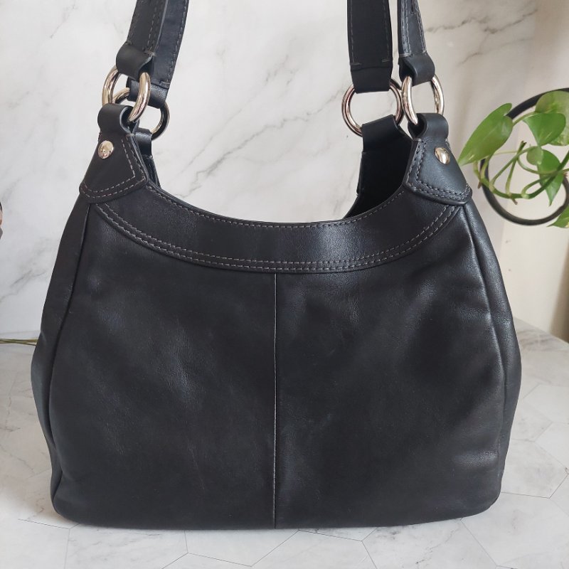 Coach 黑色牛皮肩背側背包-23