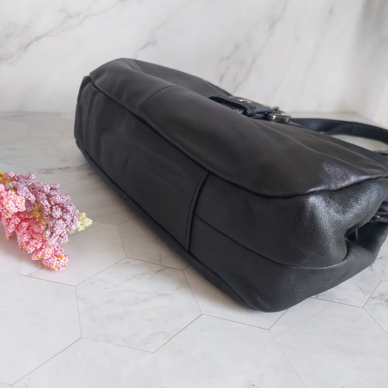 Coach 黑色牛皮肩背側背包-34