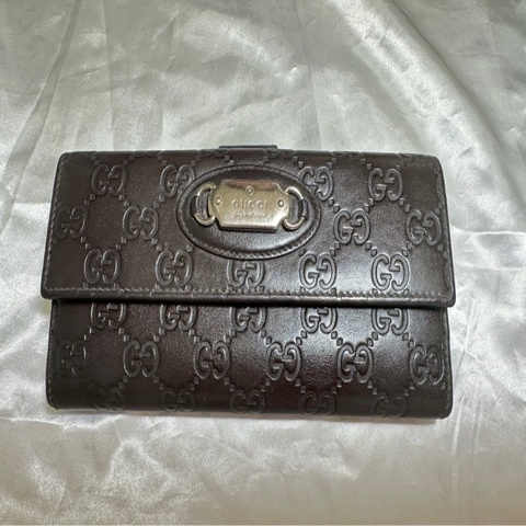 GUCCI 黑色 GG 壓紋長夾（真皮、翻蓋扣式、銀色金屬牌）