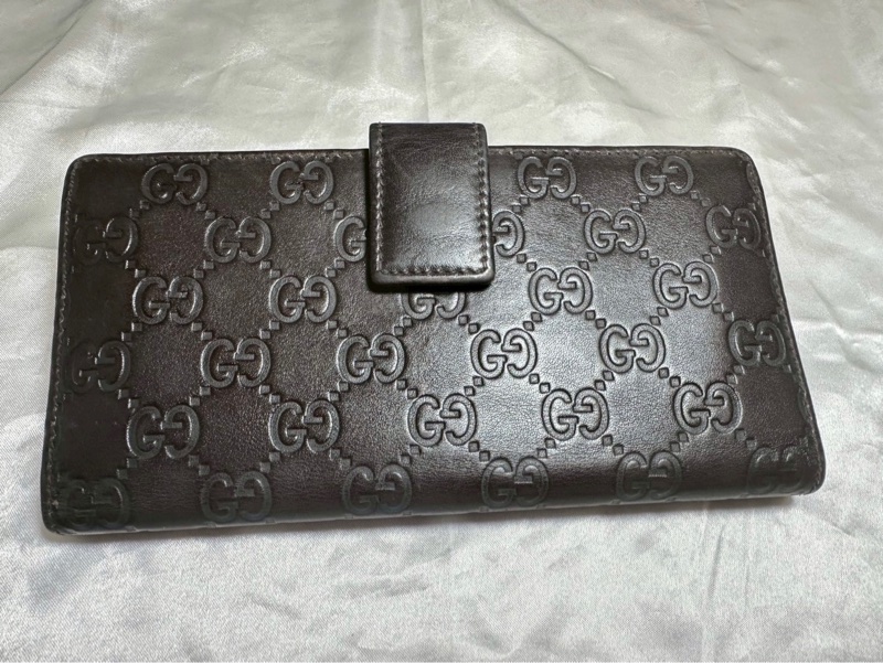 GUCCI 黑色 GG 壓紋長夾（真皮、翻蓋扣式、銀色金屬牌）-1