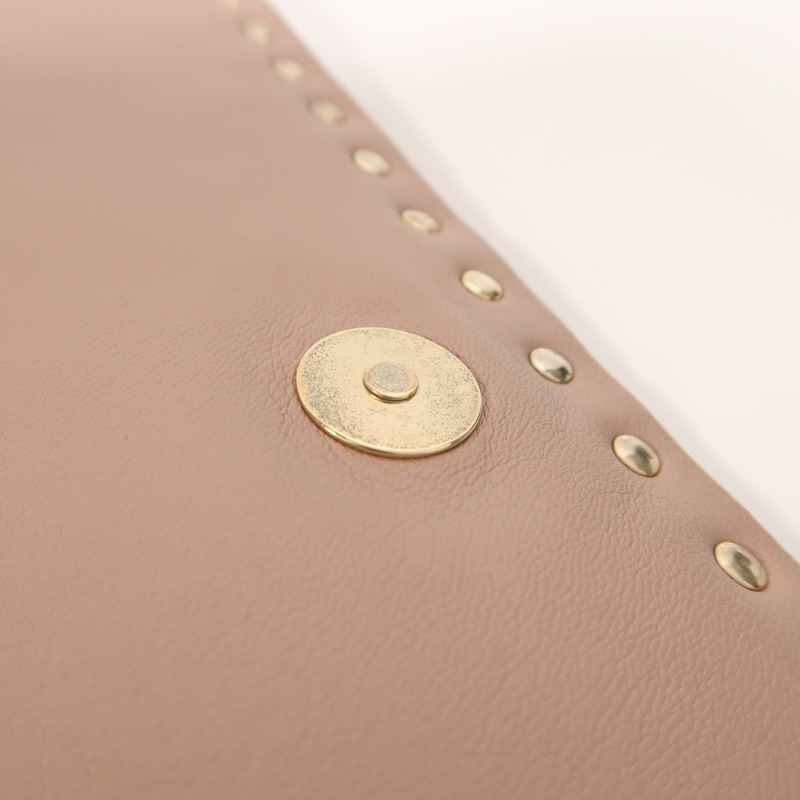 Valentino 牛皮皮革Garavani Rockstud Clutch金扣手拿包-14