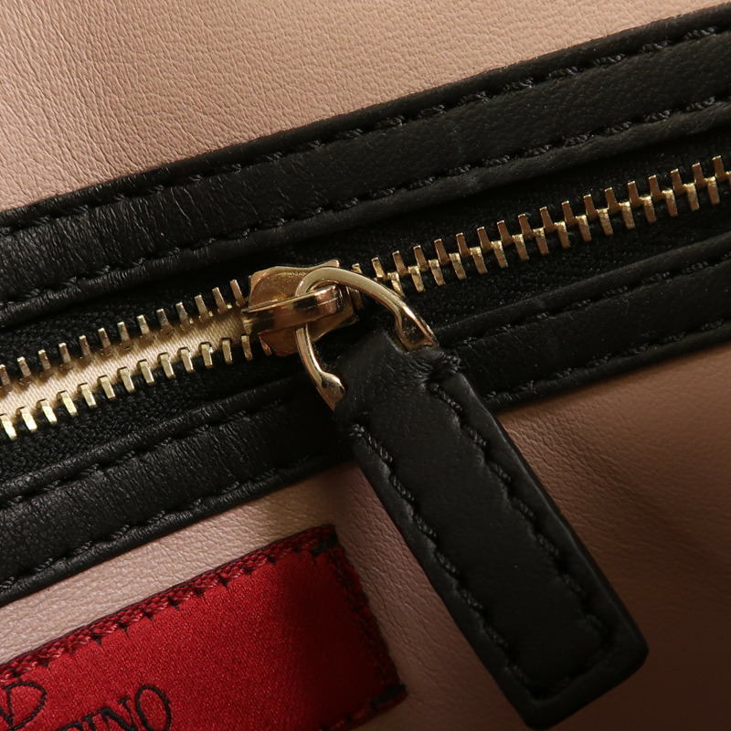 Valentino 牛皮皮革Garavani Rockstud Clutch金扣手拿包-17