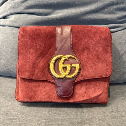 Gucci麂皮雙G斜挎包