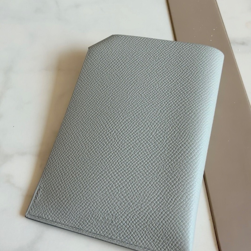 好價 全新 Hermès 愛馬仕 Epsom 釦式護照夾／旅行票夾 冰川藍配色-3