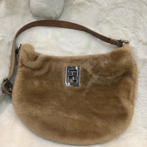 FENDI 卡其色毛毛袋 XC191