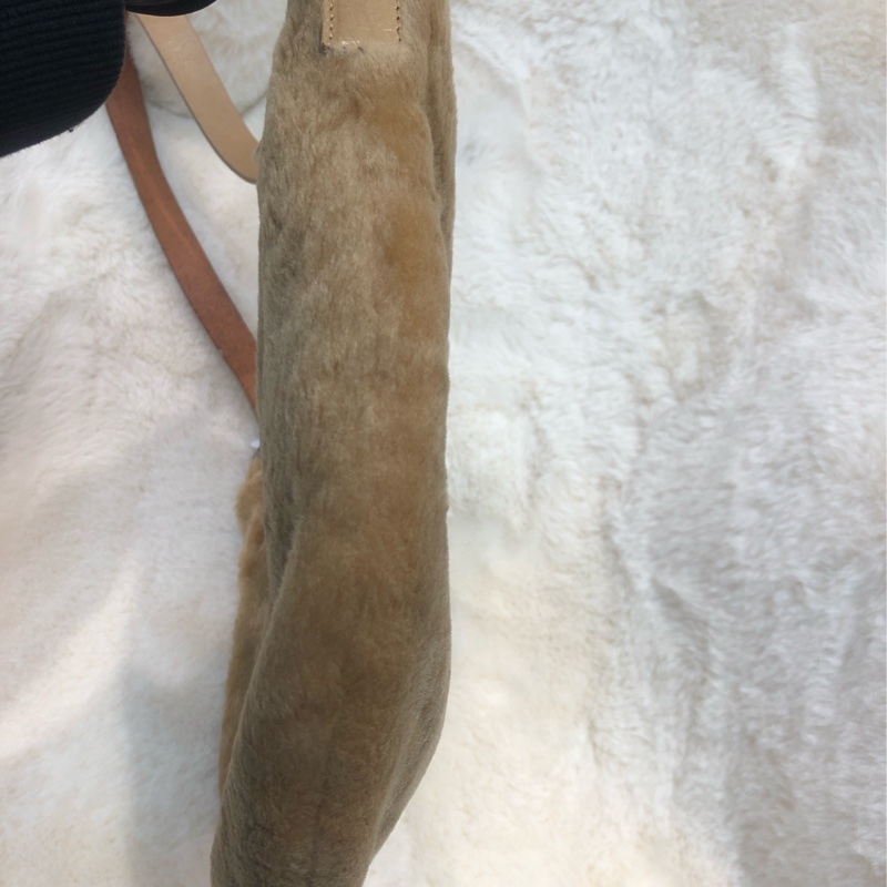 FENDI 卡其色毛毛袋 XC191-4