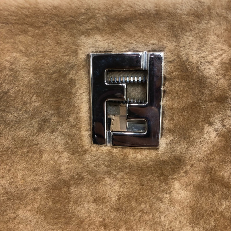 FENDI 卡其色毛毛袋 XC191-9