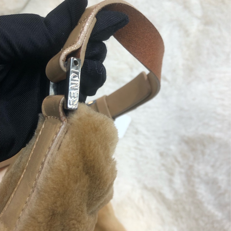 FENDI 卡其色毛毛袋 XC191-15