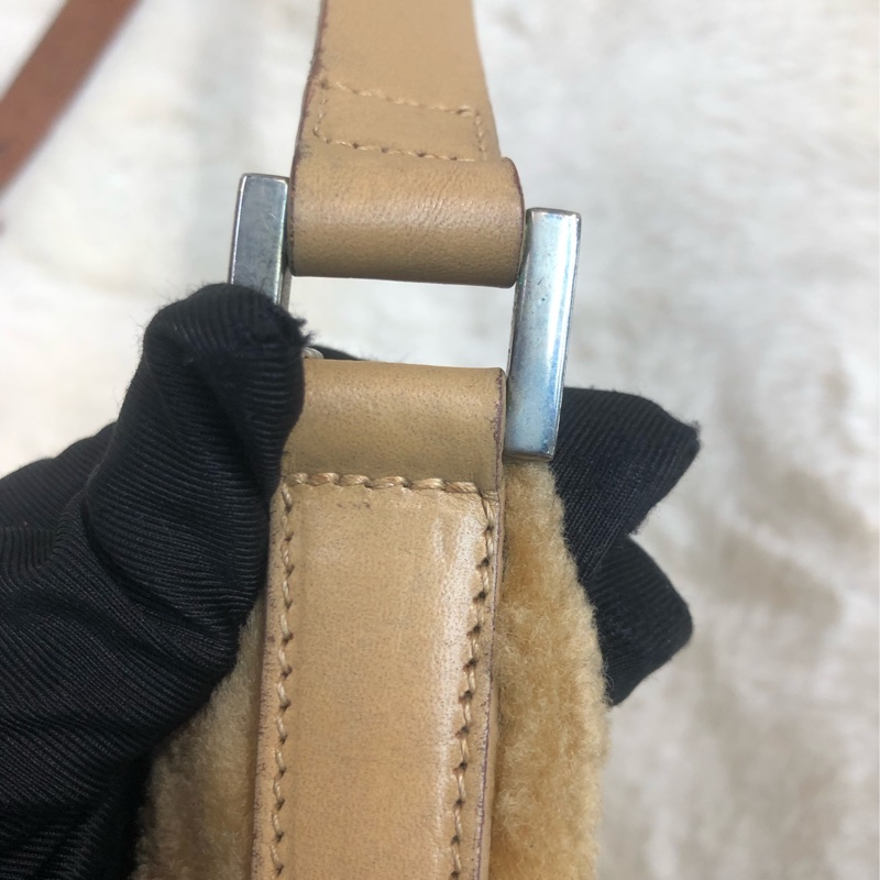 FENDI 卡其色毛毛袋 XC191-17