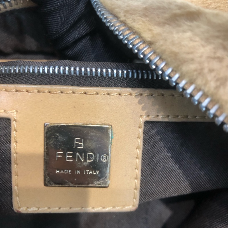 FENDI 卡其色毛毛袋 XC191-20