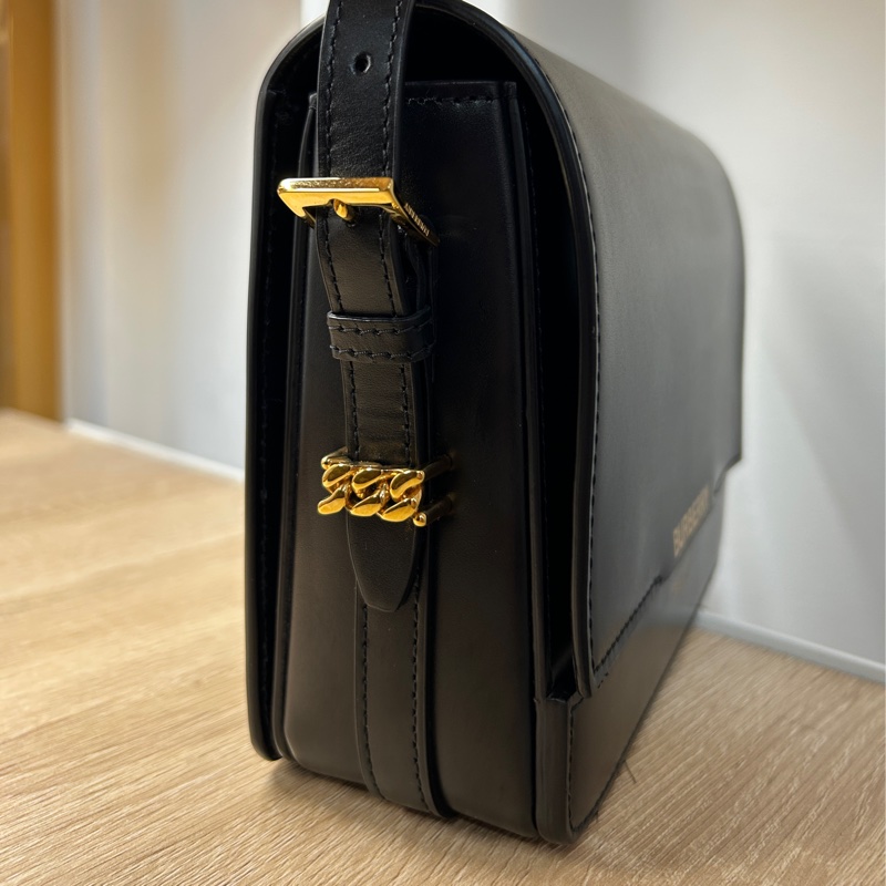 Burberry 黑牛皮下蓋肩斜背包-1