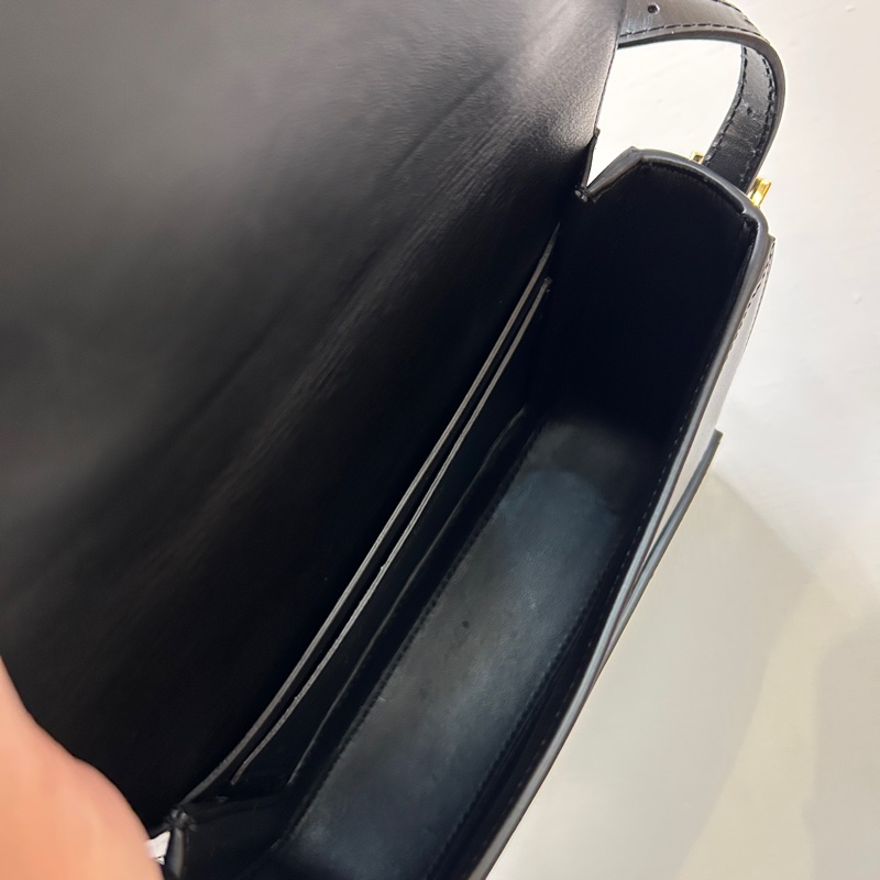 Burberry 黑牛皮下蓋肩斜背包-5