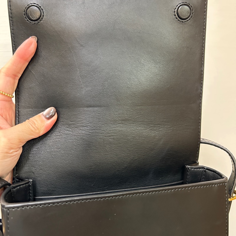 Burberry 黑牛皮下蓋肩斜背包-6