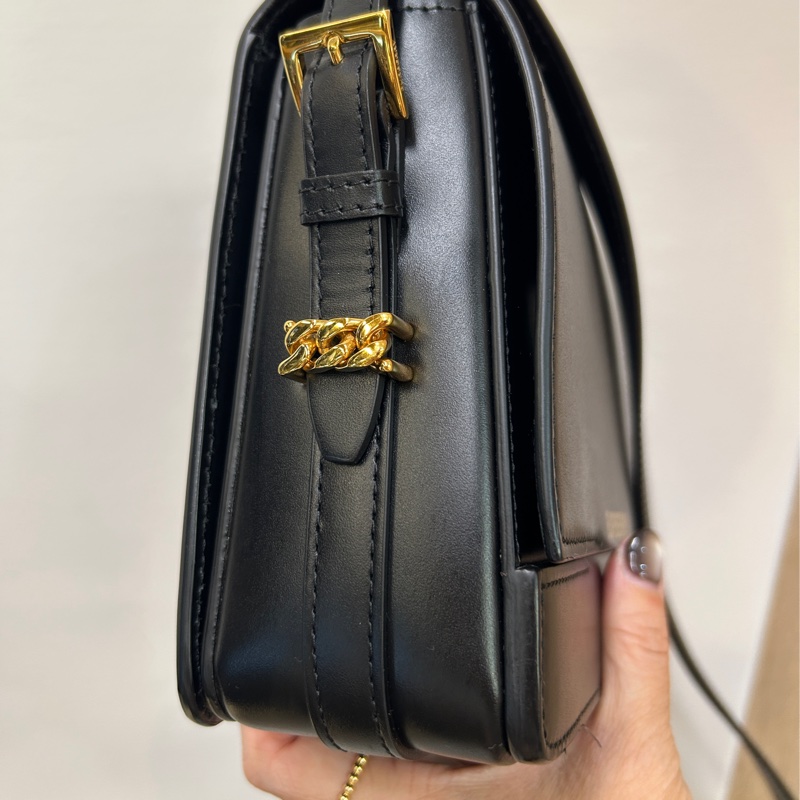 Burberry 黑牛皮下蓋肩斜背包-8