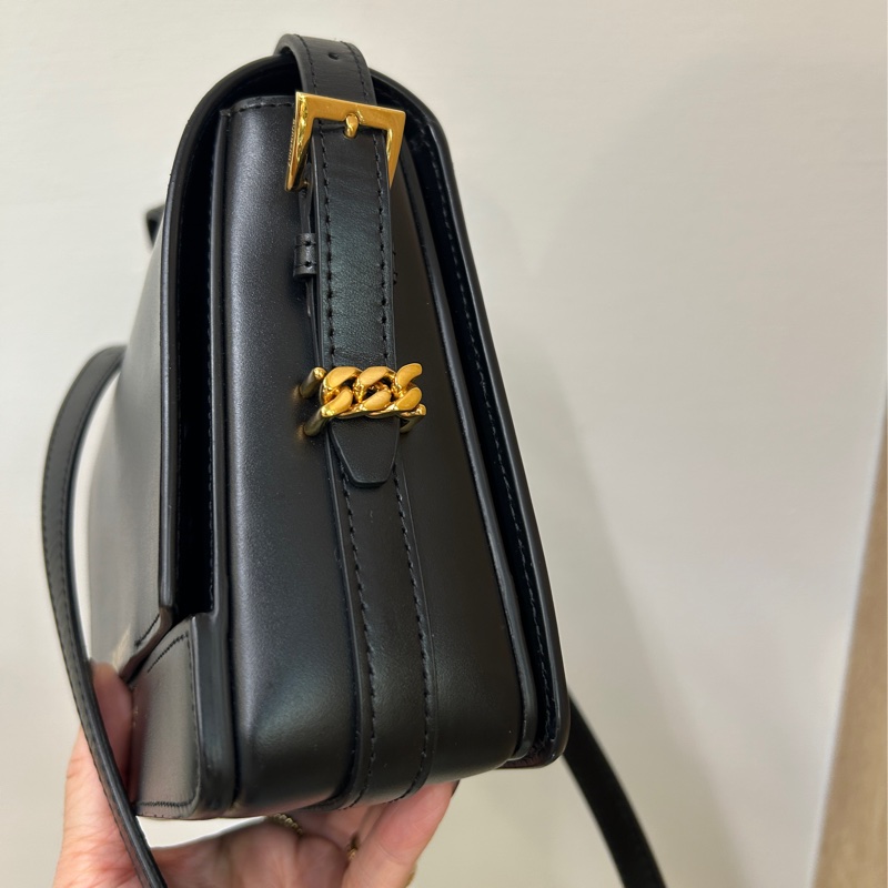 Burberry 黑牛皮下蓋肩斜背包-9