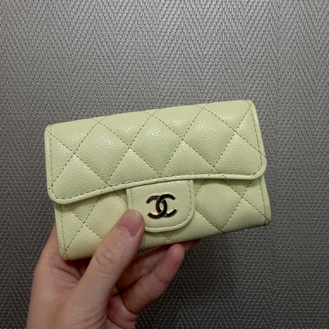 Chanel 鵝黃荔枝牛皮銀釦下蓋卡包AP0214