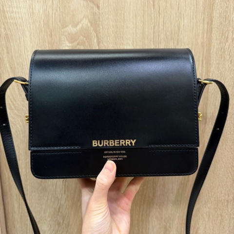 Burberry 黑牛皮金釦下蓋肩斜背包