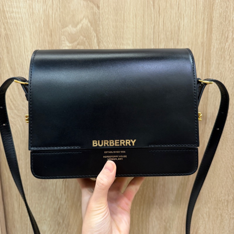 Burberry 黑牛皮金釦下蓋肩斜背包-0
