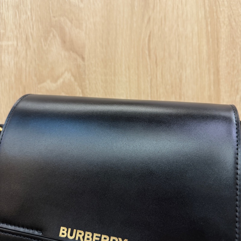 Burberry 黑牛皮金釦下蓋肩斜背包-1